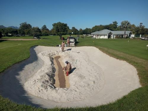 Fancourt-Practice-Bunker-with-Bunker-Barrier-Drainbinder-being-installed-in-the-drain