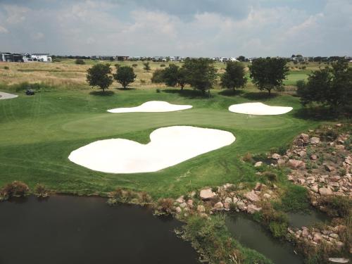 The Els Club at Copperleaf 17th hole Pearly white