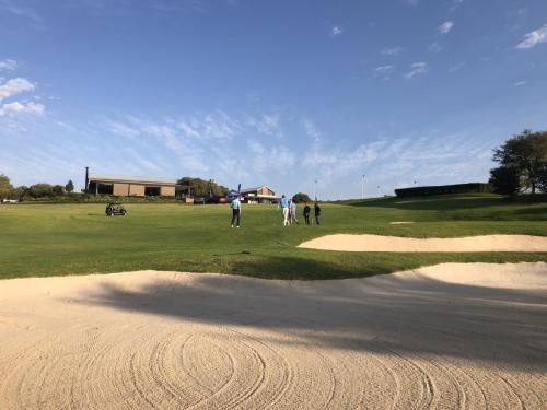The-Els-Club-at-Copperleaf-18th-Hole-bunkers